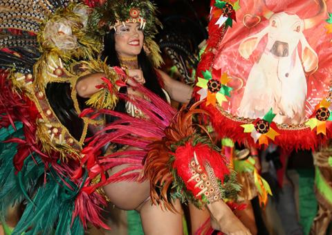 Conheça linda Verena Assis, a Porta-Estandarte do Garantido